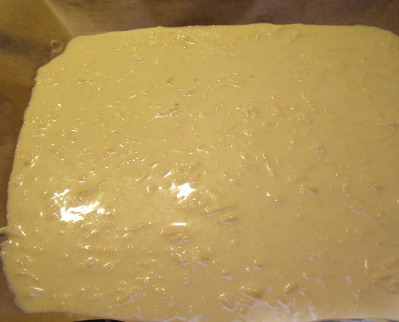 Roulet d'une omelette avec hache de poulet: verser l'omelette sur une plaque à pâtisserie