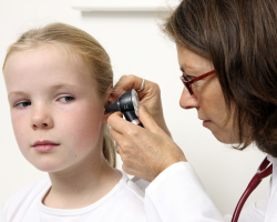 Kri iz ušesa po čiščenju s palico, otipax, z otitis mediji: vzroki, metode zdravljenja