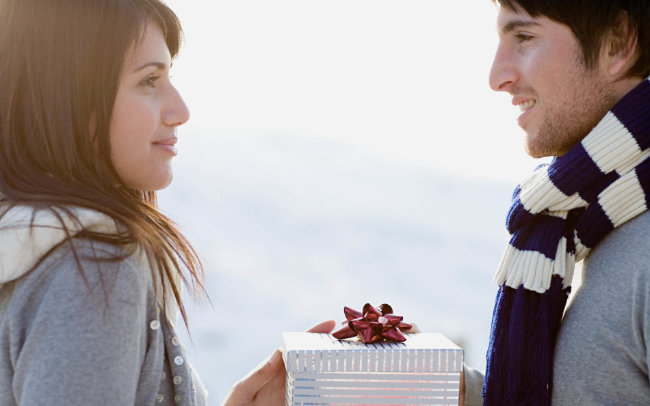 Les amoureux offrent des cadeaux