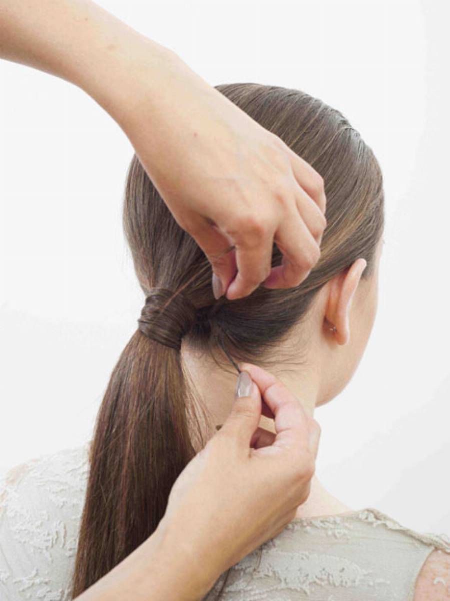 Как завязать волосы из двух прядей