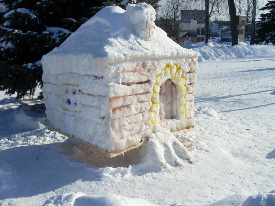 Ett vackert snöhus står på gården