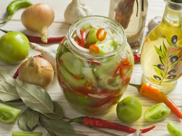 Салат из зеленых помидоров на зиму: 2 лучших пошаговых рецепта с подробными ингредиентами