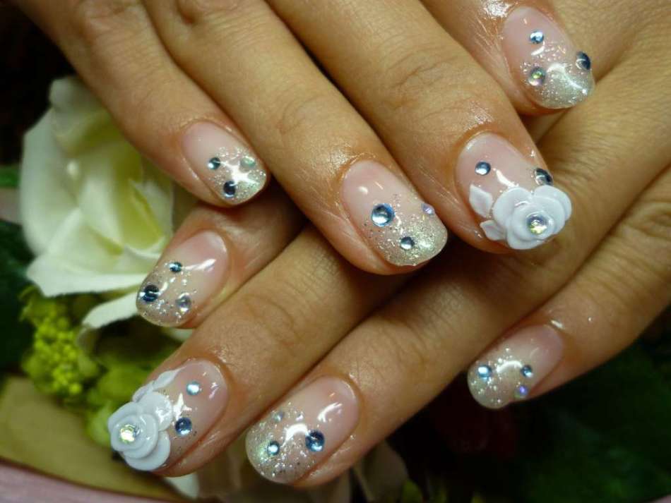 Beber manicura con rosas volumétricas blancas