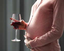 Ali je mogoče za nosečnice vino ali šampanjec? Kozarec vina ali šampanjca med nosečnostjo: Ali je škodljiv?