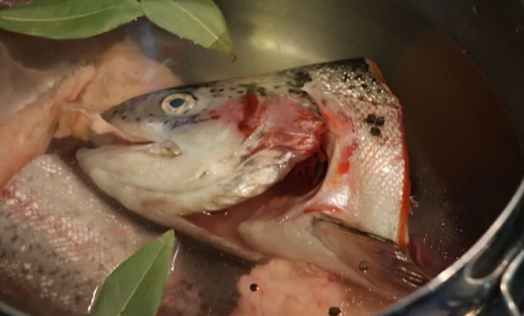 Pliez les têtes et les queues et faites cuire le bouillon pour la soupe