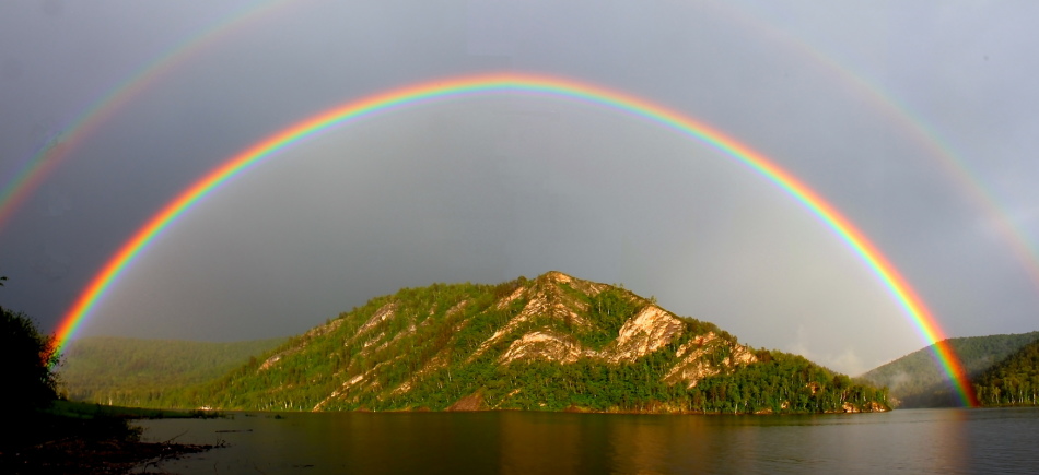 What does it mean for a woman to see a rainbow in a dream?