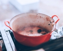 How to wash a pan from burnt porridge with the help of improvised and professional means