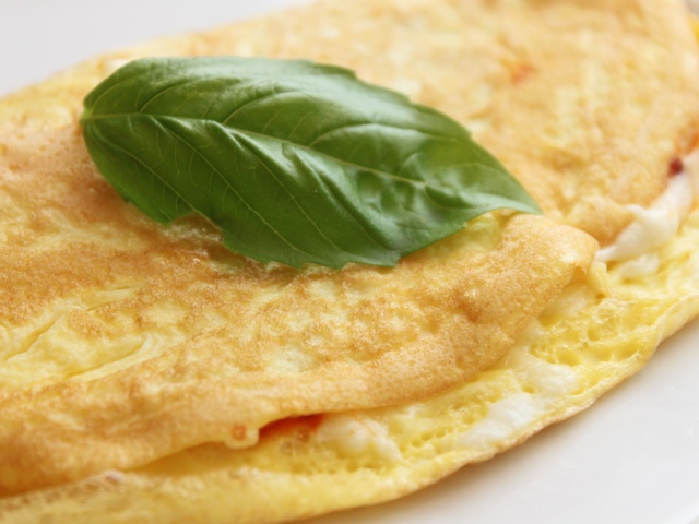 Comment faire cuire de délicieuses omelettes avec des légumes? Omelette délicieuse pour le petit déjeuner avec tomates, épinards, chou coloré, brocoli, courgettes, pommes de terre: ingrédients, recettes, photos