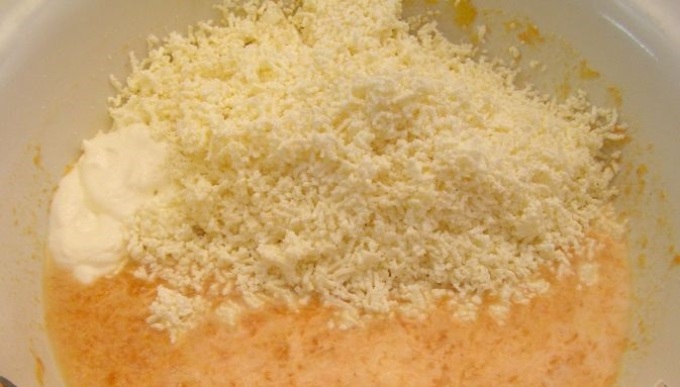Adding cottage cheese to a pumpkin mixture