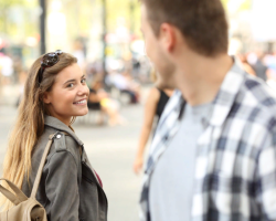 ¿Por qué un hombre sonríe a la niña cuando se encuentra: los signos de qué, qué significa esto en el idioma de los gestos?