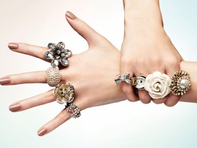 Kako izbrati in kupiti blagovno znamko Ženski prstan in prstan v spletni trgovini Lamoda? Ženske prstane za lamodo iz srebra, zlata z smaragdi in diamanti: katalog, cena, fotografija