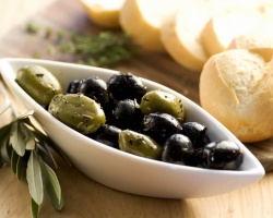 Olives et Olives: Quelle est la différence, leurs avantages et leurs préjudices, la différence. Les olives et les olives sont-ils la même chose?