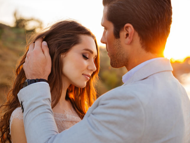 Когда мужчина трогает волосы женщины: что это значит согласно психологии?