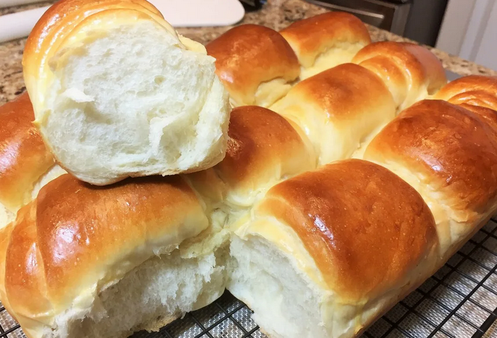 Buns deliciosos y exuberantes de residuos de masa de levadura