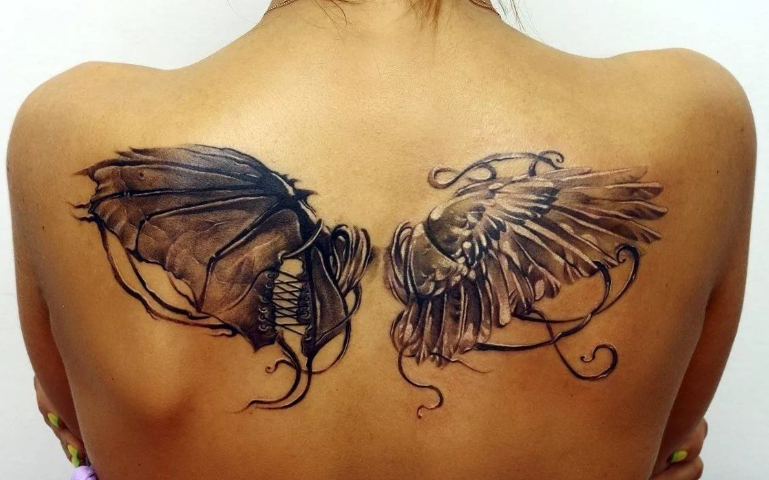 Érdekes tetoválások a lányok lapátok között