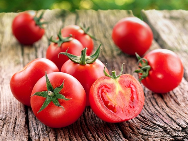 Τι βιταμίνες βρίσκονται σε ντομάτες: ευεργετικά στοιχεία ορυκτών βιταμινών και επιβλαβείς ουσίες