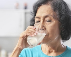 Lait après 50 ans: Avantages et préjudices, composition, vitamines, recommandations et conseils de consommation. Combien pouvez-vous boire du lait par jour après 50 ans pour les hommes et les femmes?