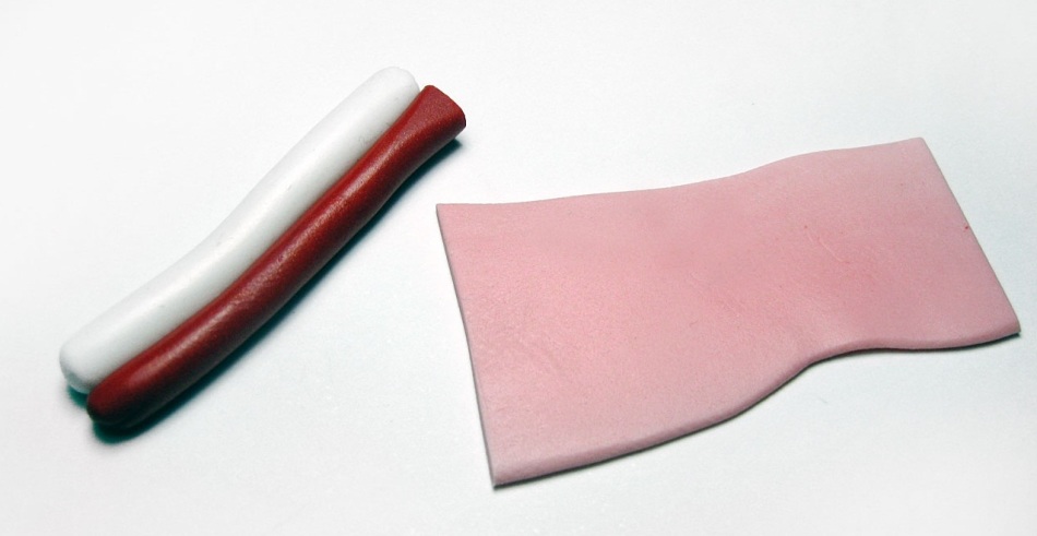 Klobase je treba razvaljati iz rdeče in bele polimerne gline