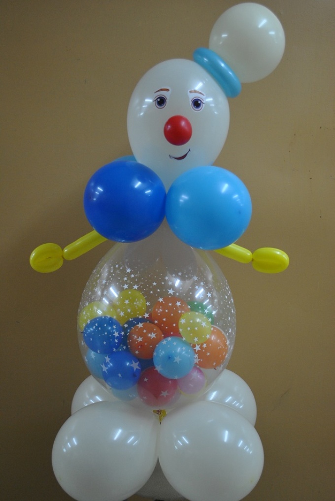 Snežak z veliko majhnimi kroglicami v notranjosti