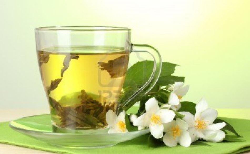 Gelas teh hijau dengan bunga melati