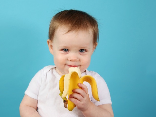 Со скольки месяцев можно давать ребенку свежий банан и банановое пюре в прикорм? Вызывает ли банан аллергию у детей? Как выбрать банан для грудного ребенка? Как приготовить банановое пюре для грудничка: рецепт