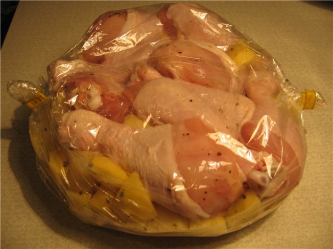 Курица в майонезе в рукаве. Курица с картошкой в рукаве. Курица с картошкой в рукаве для запекания в духовке. Курица с картошкой в рукв.
