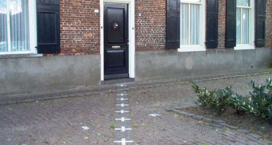 Дом, расположенный на границе между бельгией и нидерландами (отмечена крестиками)