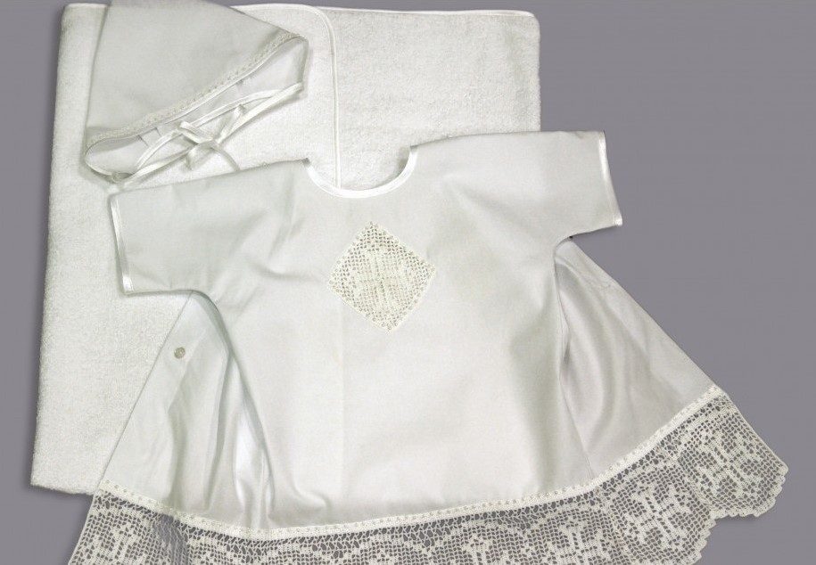 Chemise baptismale avec une cravate dans le dos