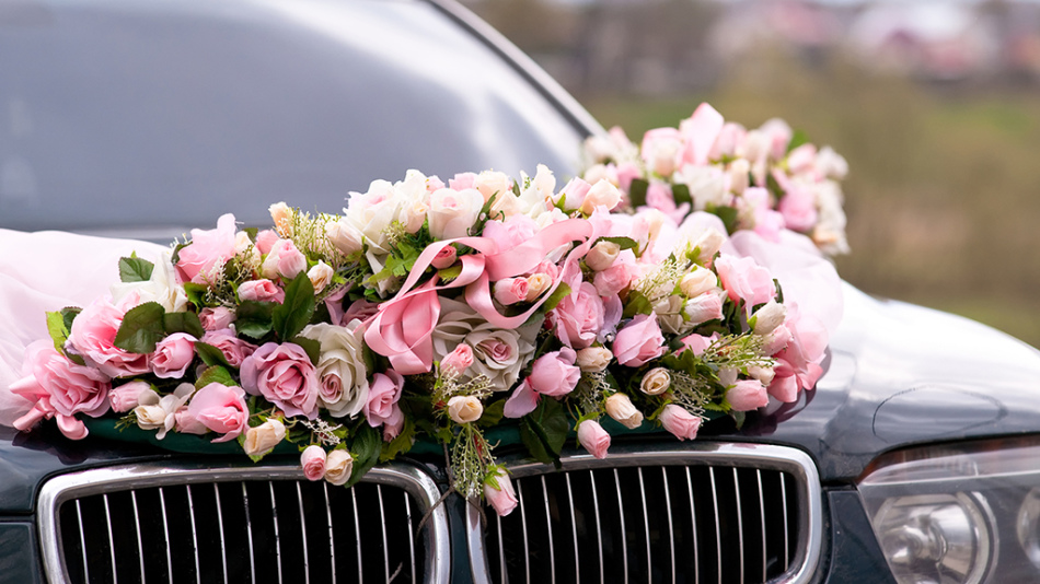 Hochzeitsmaschinendekoration mit frischen Blumen