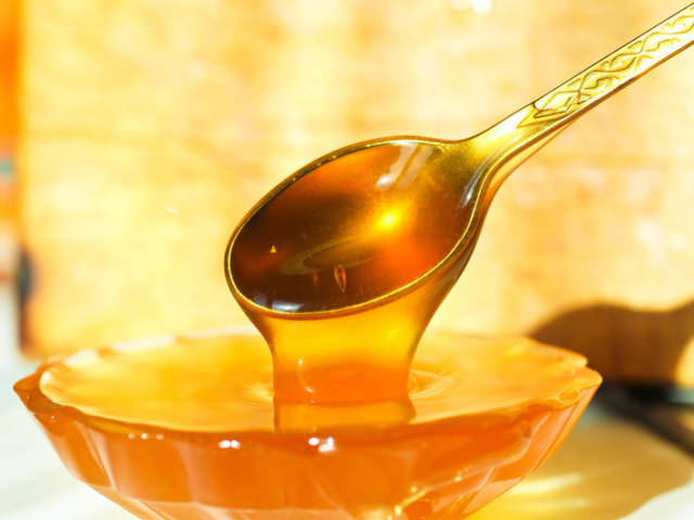 ¿Es posible calentar la miel? Las propiedades de la miel cuando se calientan. ¿A qué temperatura pierde la miel sus propiedades beneficiosas y a qué temperatura se vuelve dañina? ¿Qué le pasa a la miel cuando se calienta? ¿Cómo distinguir la miel calentada?