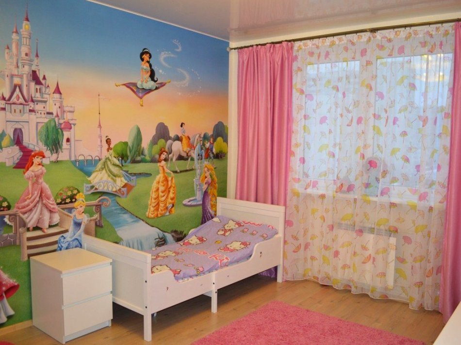 Детскую комнату можно оклеить обоями с персонажами из мультфильмов