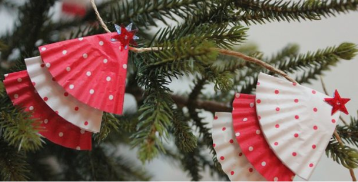 Красивая новогодняя гирлянда из бумажных тарталеток на елку