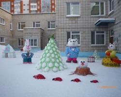 Številke iz snega za vrtec: Kako narediti Božička iz snega, snežne deklice, hiše, igle, psa, pega, peči, tankov, trdnjave, zajčka, boginja, ježa, hobotnice, žaba, hare, sova, medved Smesharikov, božično drevo, snežak, Olaf?