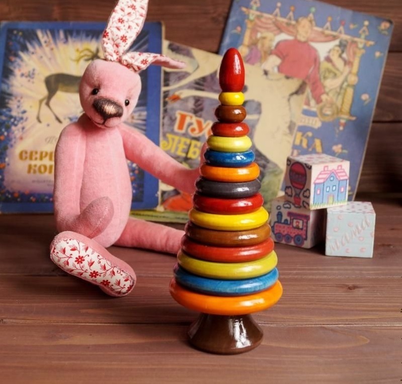 Пирамидка из цветных колец - хороший предмет для игры для 2-летнего ребенка