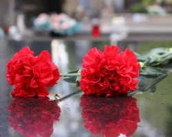 What flowers and in what quantity are carried in the cemetery? What flowers to put on the grave of a man and a woman, on the anniversary of death?