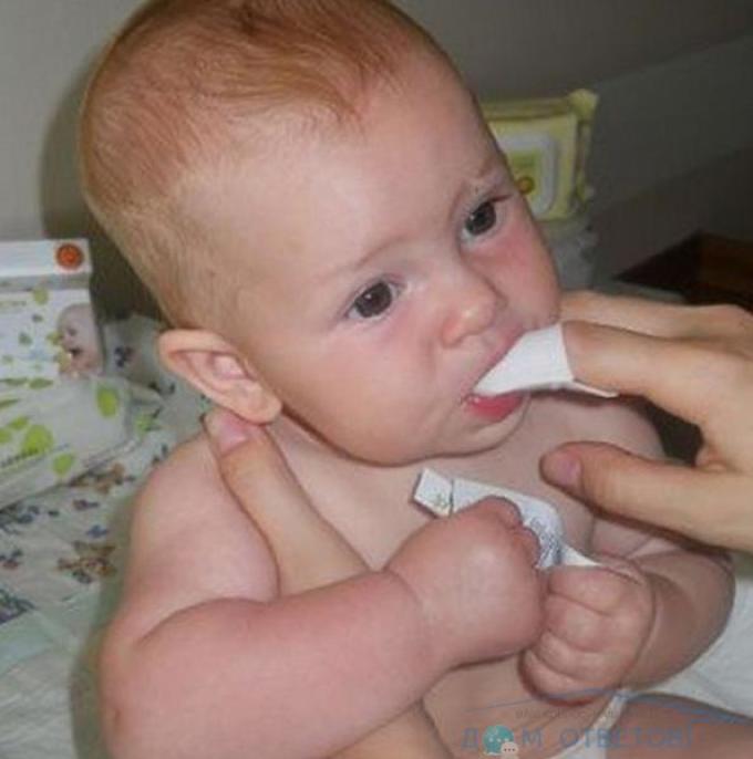 Wipe your mouth to a baby with thrush