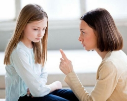 Bagaimana cara meminta maaf kepada Mom untuk nilai buruk, jika Anda sangat memarahi: Tips