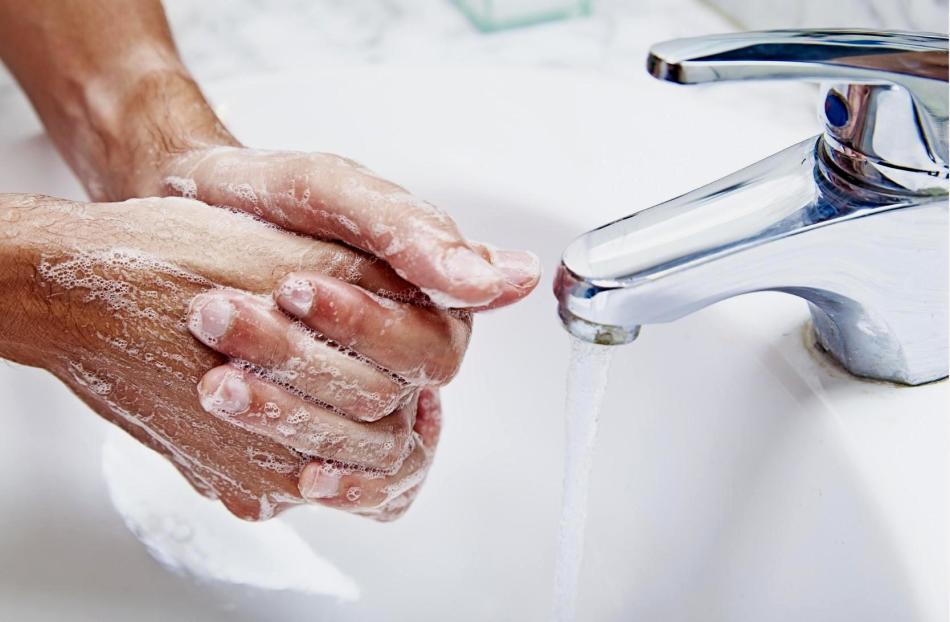 Отмыть руки от мазута можно специальными пастами и домашними средствами