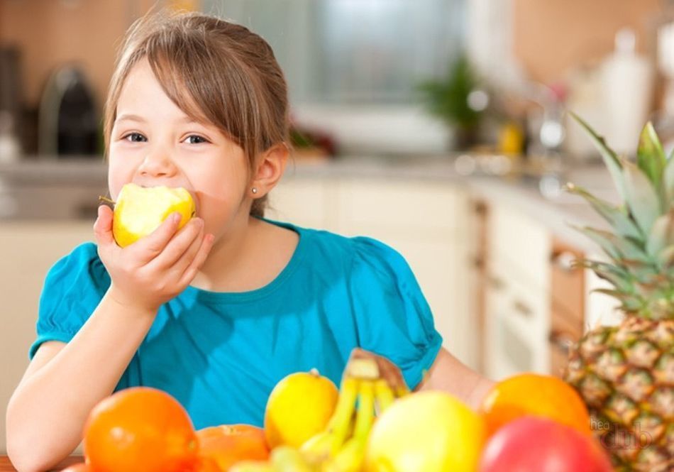 Овощи и фрукты в сыром виде не должны заменять полноценный завтрак ребенку