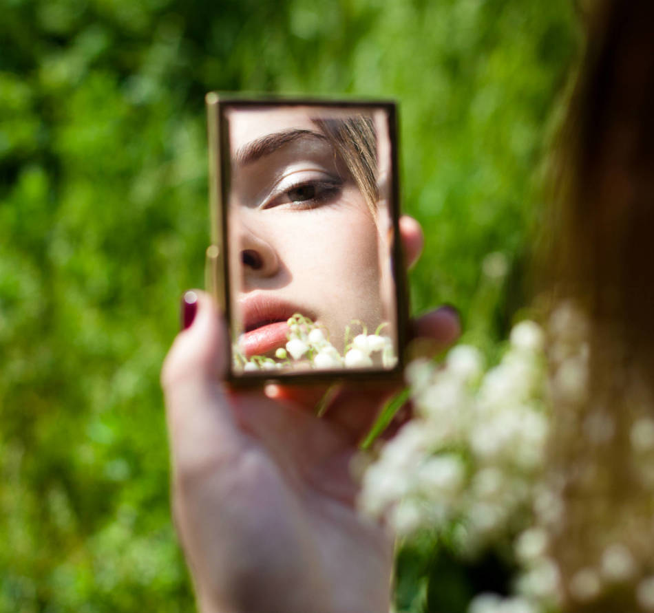 A pocket mirror of a woman should delight her owner