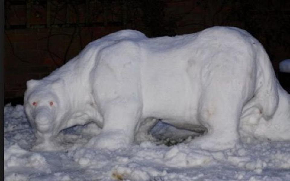 Ενδιαφέρουσα φιγούρα μιας αρκούδας από το χιόνι