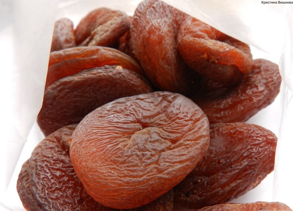 Cook with soft dried apricots, which is properly stored at home