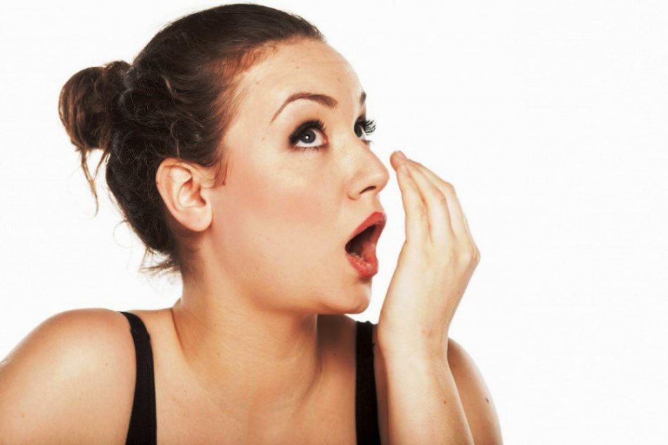 Λευκή γλώσσα, ξηρότητα και ξινή γεύση στο στόμα: Αιτίες, θεραπεία