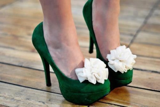 Белое платье и зеленые туфли