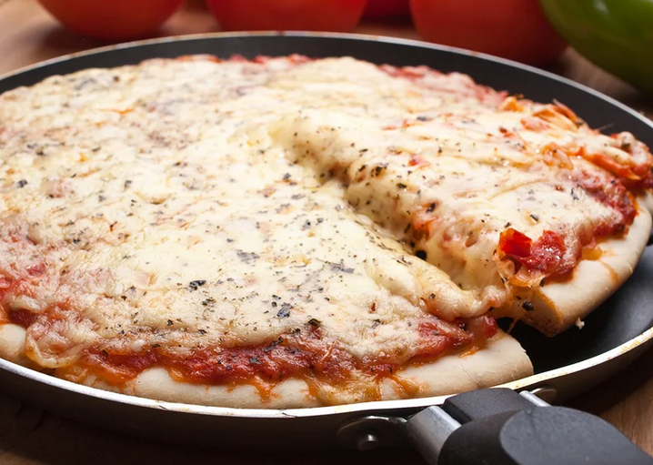 Pizza dans une casserole dans une mayonnaise achetée