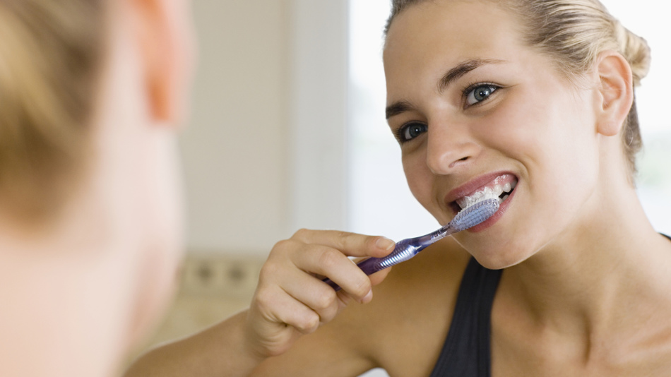 Gigi menyikat setiap hari