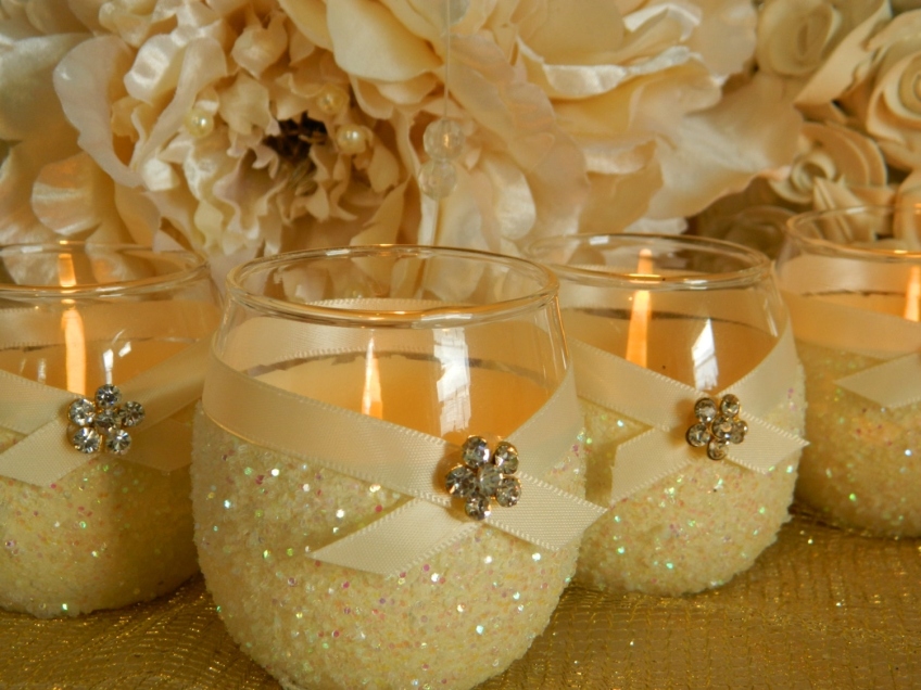 Впрочем, свадебные свечи могут находиться и в таких красивых подсвечниках