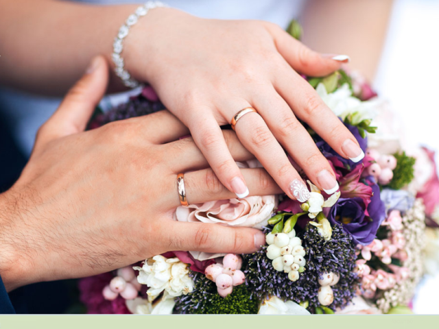 Что можно делать с обручальным кольцом: советы молодоженам, женатым парам, разведенным, родителям