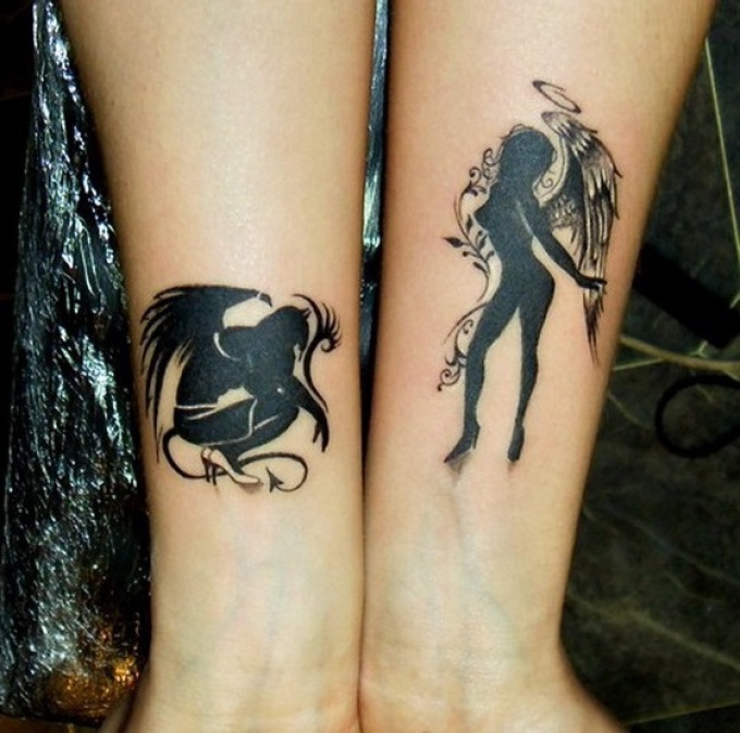Интересная татуировка для сестер в виде ангела и демона