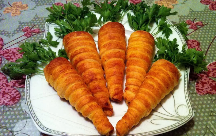 Tubes in the form of carrots from the remains of non -free -colored puff pastry